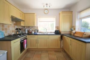 Køkken eller tekøkken på Jaknelee, West Wittering + 14 billeder