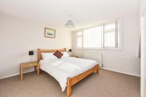 En eller flere senge i et værelse på Jaknelee, West Wittering