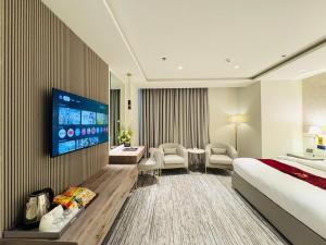 TV in/ali zabaviščno središče v nastanitvi TAJ Signature Executive Hotel - F7 Islamabad