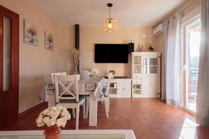 TV a/nebo společenská místnost v ubytování Casa Castillo de las Guardas
