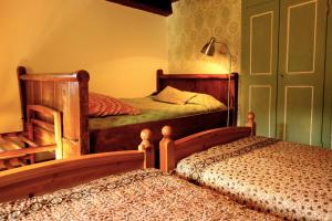 Trontano的住宿－Bed & Breakfast Uvablu，一间卧室设有两张床和一扇门