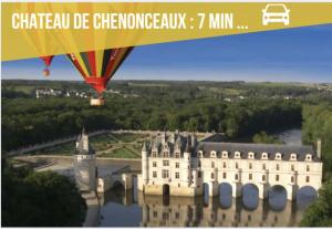 a hot air balloon flying over a castle at Gîte La Voilerie avec spa in Saint-Georges-sur-Cher