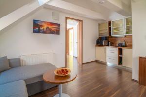 un soggiorno con un divano e un tavolo di Vinosseum Bor- és Apartmanház a Sopron