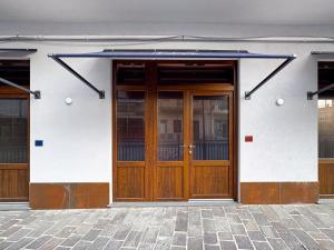 un edificio con una puerta de madera en su lateral en Blu Rooms Guesthouse, en Civitanova Marche 88 fotos más