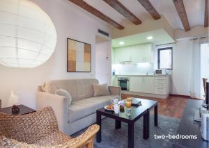 una sala de estar con un sofá y una mesa en Inside Barcelona Apartments Esparteria, en Barcelona