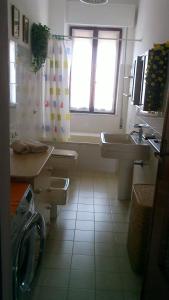 アルゲーロにあるAlghero Tourのバスルーム(洗面台、窓付)