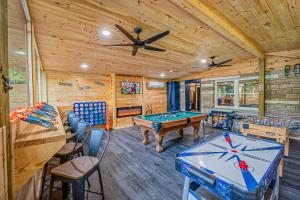 Gambar di galeri bagi Bear Paradise Cabin with Hot Tub, Mini Golf, Court, Games & free EV Ready Parking di Pigeon Forge