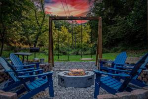Taman di luar Bear Paradise Cabin with Hot Tub, Mini Golf, Court, Games & free EV Ready Parking