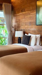 twee bedden naast elkaar in een slaapkamer bij Kaju Villa Canggu in Canggu +43 foto's