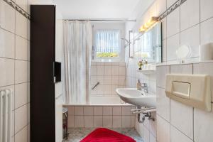 un baño con lavabo y bañera en Fewo Waldfee, en Höchenschwand 16 fotos más