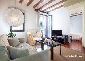 una sala de estar con un sofá y una mesa en Inside Barcelona Apartments Esparteria, en Barcelona
