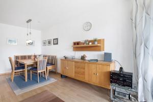 comedor con mesa y escritorio en Fewo Waldfee, en Höchenschwand