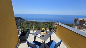 a table and chairs on a balcony with the ocean at LA PIAZZETTA - Homy 5 Terre in Volastra