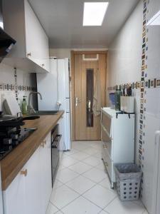 Köök või kööginurk majutusasutuses Cozy and Modern Condo near CBD and 2nd Ring Road, Changan Avenue with the view of CITIC Tower