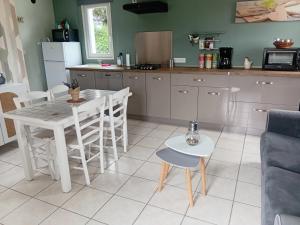 Kuchyň nebo kuchyňský kout v ubytování Maison Vallée du Bléquin
