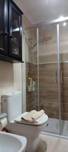 Bilik mandi di Cozy apartment in Orense of 45 m² with parking +19 gambar