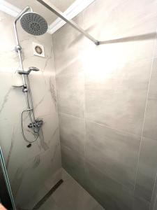 Ένα μπάνιο στο Adi apartment