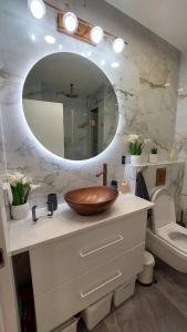 La salle de bains est pourvue d'un lavabo en bois sur un comptoir. dans l'établissement Luxe on Dolev, à Bet Shemesh