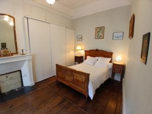 ein Schlafzimmer mit großem Bett und Kamin in der Unterkunft Lemov'Inn, central historic apartment in Limoges
