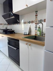 Köök või kööginurk majutusasutuses Cozy and Modern Condo near CBD and 2nd Ring Road, Changan Avenue with the view of CITIC Tower