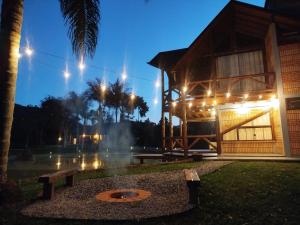 阿尔弗雷多瓦格内尔Refugio Poço do Cânion的夜间在大楼前的长凳