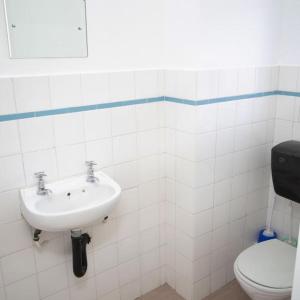 Bilik mandi di Forest Hill Backpackers