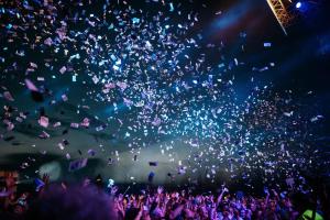Una multitud de personas en un concierto con confeti. en Garner Hotel Vienna by IHG, en Viena