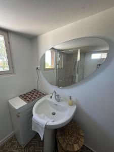 Koupelna v ubytování Maison normande, mer et campagne - gîte Cyrano + 9 fotografií