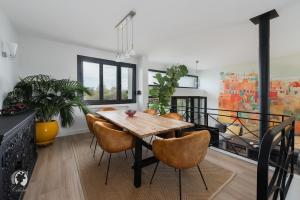 ベルリーヴ・シュル・アリエにあるVilla Solénaの木製のテーブルと椅子のあるダイニングルーム