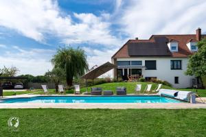 ベルリーヴ・シュル・アリエにあるVilla Solénaの家の前のプール