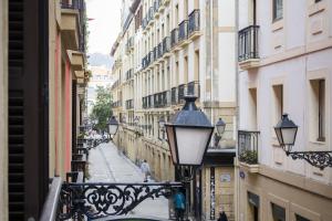 サン・セバスティアンにあるAmona Teresa Guesthouseの街灯と建物のある街路