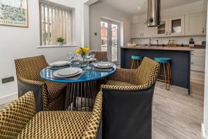 BalbyにあるThe Yorkshire House, 3-Bed, Parking & Netflixのテーブルと椅子のあるキッチンとダイニングルーム +18枚の写真