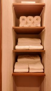 a closet with a bunch of towels on a shelf at Wabisabi Home official汐和 in Wada