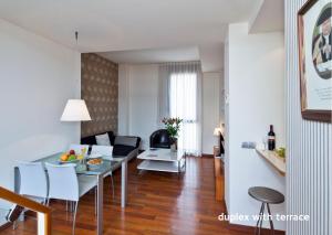 een woonkamer en eetkamer met een tafel en stoelen bij Inside Barcelona Apartments Mercat in Barcelona