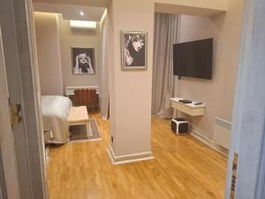 ベオグラードにあるStar Moda DOO Beograd Ogranak 1の部屋にベッドとテレビがある寝室