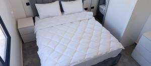 1 cama blanca grande en una habitación pequeña en Sunprime Premium Site, en Pyla 51 fotos más