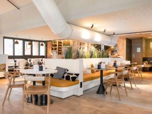 a restaurant with tables and chairs in a room at ibis Montauban in Montauban