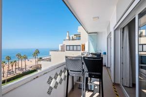 a balcony with a view of the beach at Paraná in Quarteira