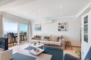 a living room with a couch and a tv at Paraná in Quarteira