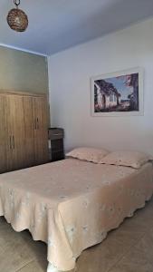 um quarto com uma cama grande em um quarto em Chácara Liberdade em Pirenópolis