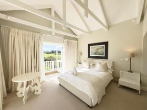 Ένα ή περισσότερα κρεβάτια σε δωμάτιο στο Stylish 4BR Haven w Golf Course Views by the Sea +77 φωτογραφίες