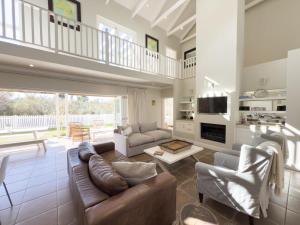 Η κουζίνα ή μικρή κουζίνα στο Stylish 4BR Haven w Golf Course Views by the Sea