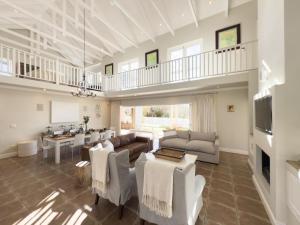 Μια τηλεόραση ή/και κέντρο ψυχαγωγίας στο Stylish 4BR Haven w Golf Course Views by the Sea