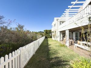 Κήπος έξω από το Stylish 4BR Haven w Golf Course Views by the Sea