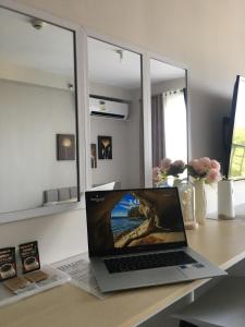 TV a/nebo společenská místnost v ubytování Cozy Studio with Pool & Balcony, Near Airport and Beaches Lapu-lapu City
