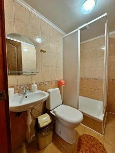 Un baño con inodoro, lavabo y ducha. en U Nazara, en Slavske