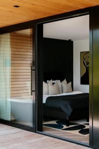 Postel nebo postele na pokoji v ubytování Haven Lake Village