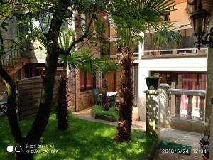 a garden with palm trees in front of a building at Appartement cosy à Alfortville - 30 m² - Jardin privé in Alfortville