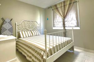 Postel nebo postele na pokoji v ubytování Villa - Sleeps 4 - Jacuzzi - Garden - Pet friendly