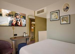 エディンバラにあるMount Royal Hotel Edinburgh by The Unlimited Collectionのホテルの部屋の鏡で写真を撮る女性